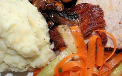 Baconlindad fläskfilé med blomkålsmos (mjölkfri)