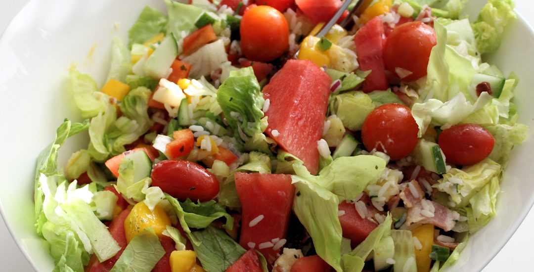 Mango- och melonsallad med grillade kycklingben