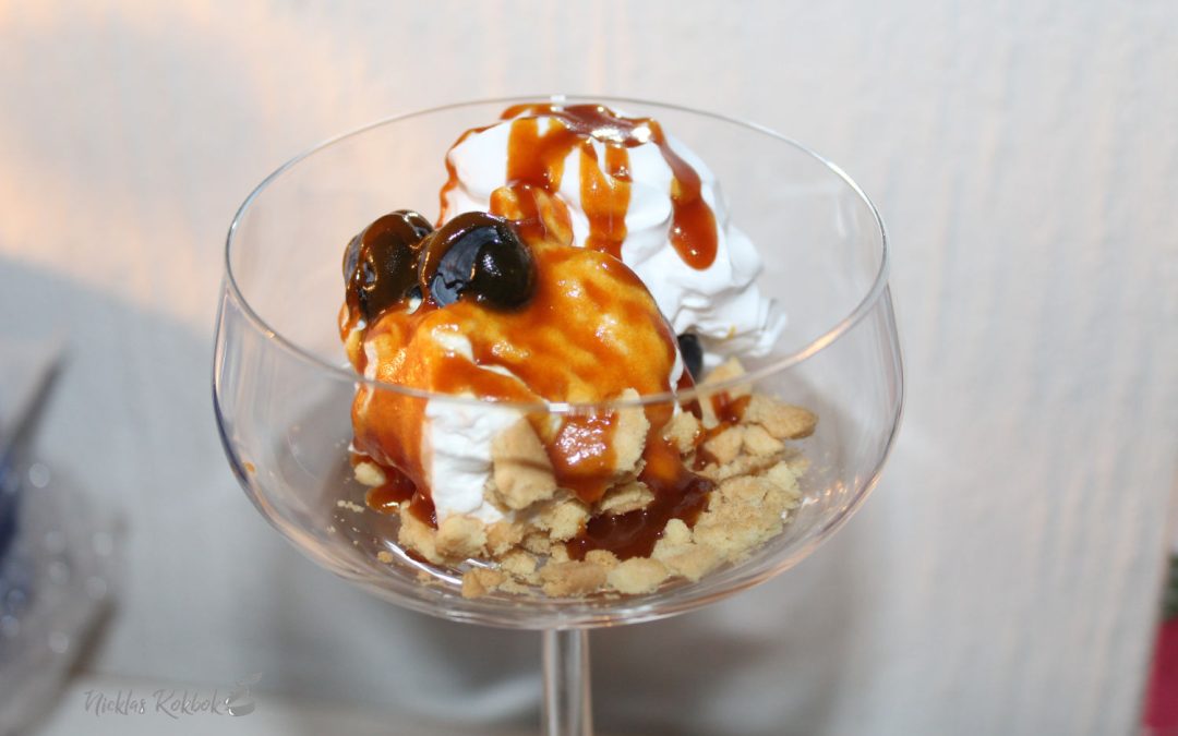 Cheesecake med kolasås och blåbär