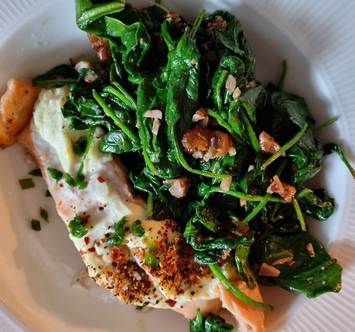 Härlig lax med spenat och pekannötter