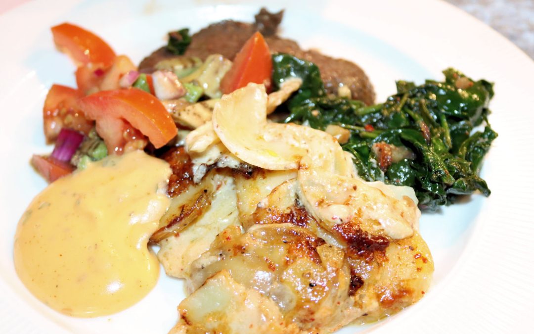 Oxfilé med potatisgratäng, bearnaisesås och spenatsallad