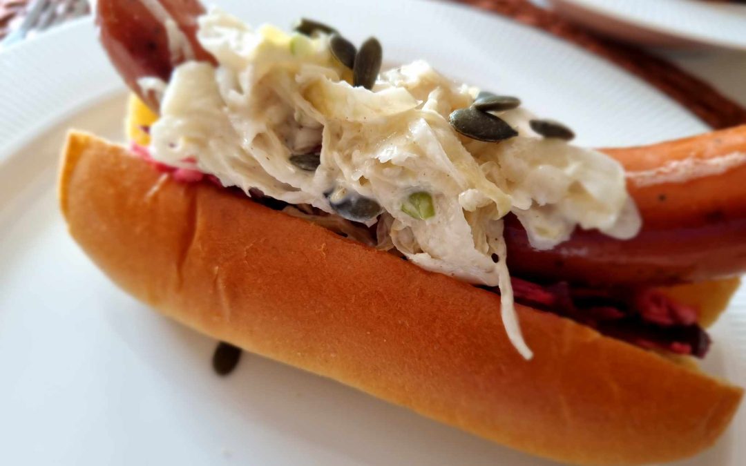 Korv med surkål och picklad rödbeta