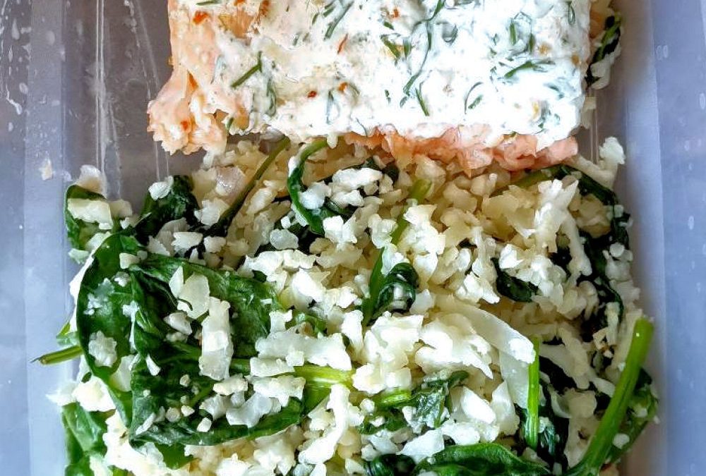 Lax med philadelphia-dill-täcke och blomkålsris