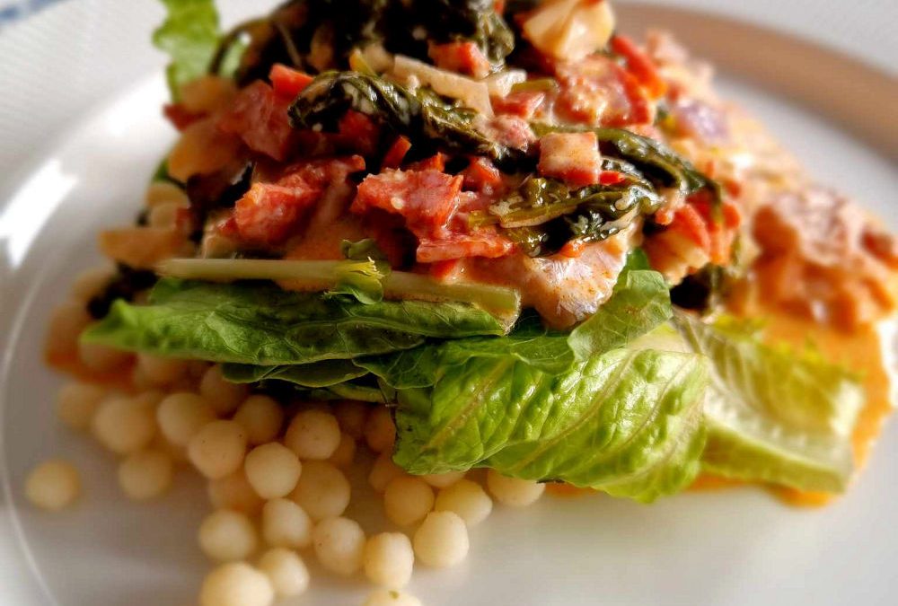 Varmrökt lax med pestosås och pärlcouscoussallad