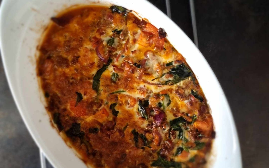 Köttfärsgratäng med bacon och tomat