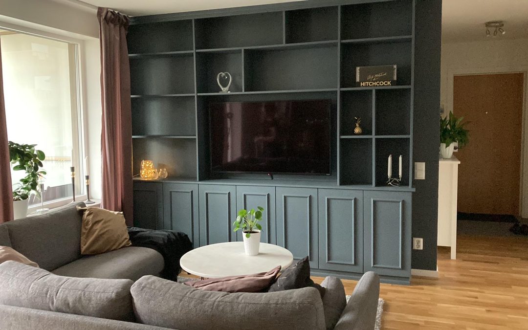 Vi byggde vår egna platsbyggda bokhylla