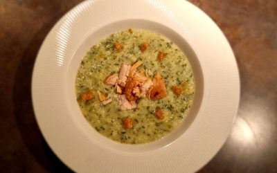 Krämig blomkålssoppa med grönkål och kyckling